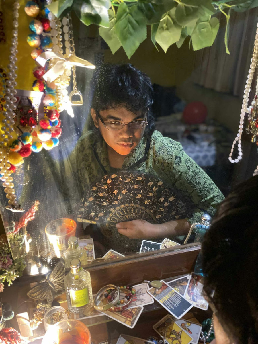 Tristan Villaflor reading tarot cards